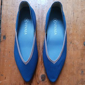 VIVAIA Vienna Pointed-Toe V-Cut Knit Flats Size 39, Blue with Tan Detail